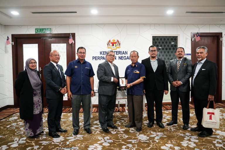 YB Menteri Perpaduan Negara, Datuk Aaron Ago Dagang  menyampaikan plak cenderamata kepada Felo Kehormat MASA, Tan Sri Dr. Sulaiman Mahbob.